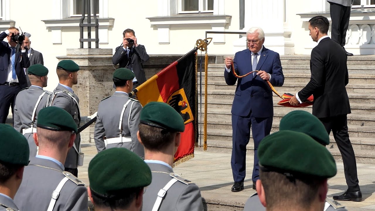 Fahnenband des Bundespräsidenten ans Wachbataillon übergeben