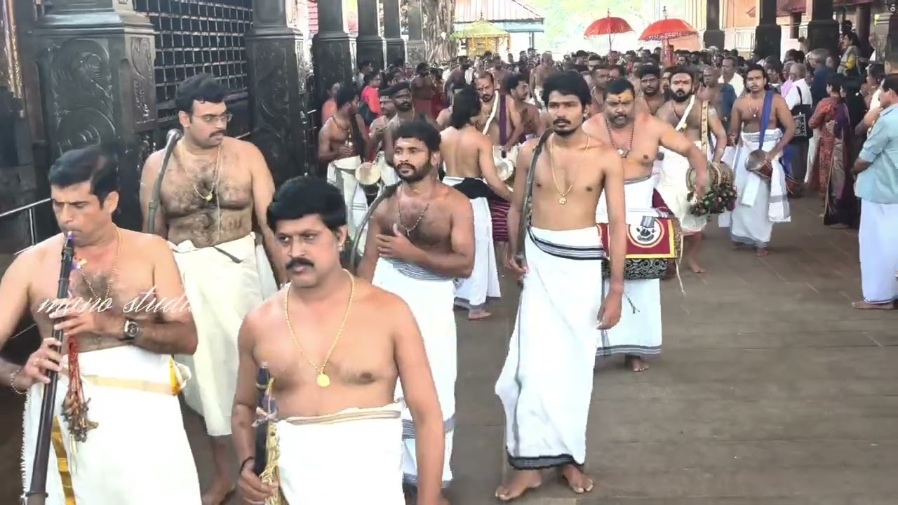 ബ്രഹ്മകലശം ശ്രീകോവിലിലേക്ക്