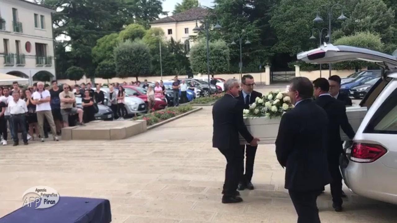 Saonara, l'arrivo della bara di Filippo Gobbo morto in moto a 21 anni