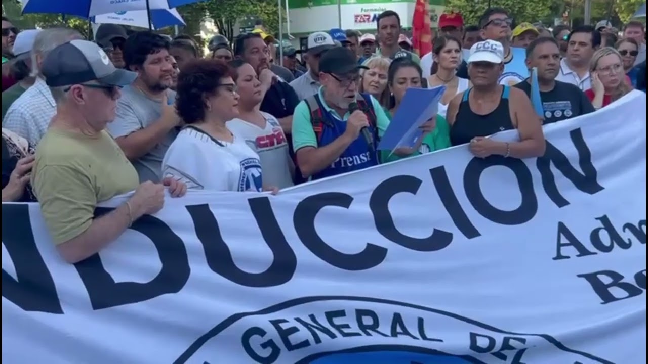 Sebastián Acosta da lectura al documento de la CGT Chaco en la movilización contra la reforma