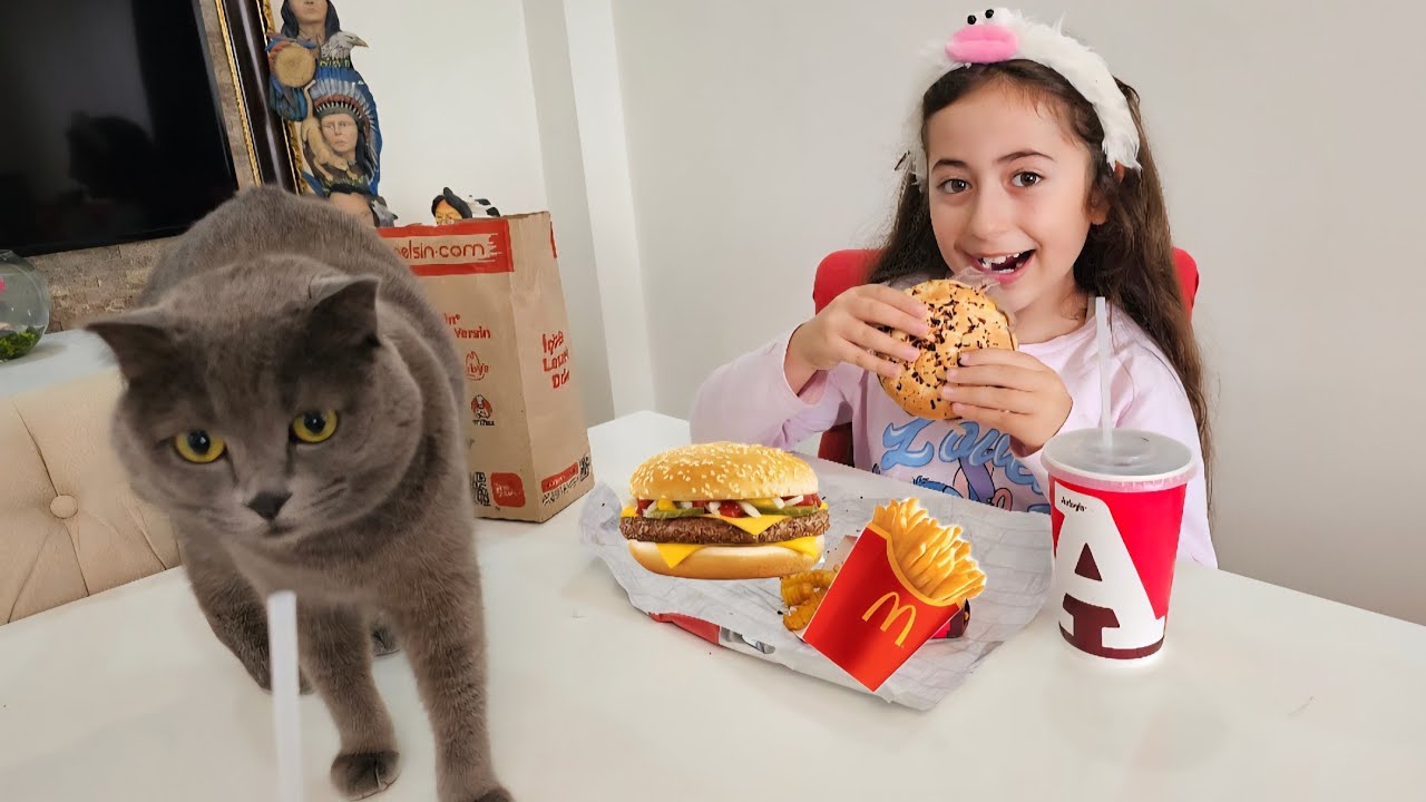 ESMA HAMBURGER İSTEDİ HAFTASONU RUTİNİ ADAMASMACA OYNADIK ماما جابت بيبي - جنى مقداد | طيور الجنة