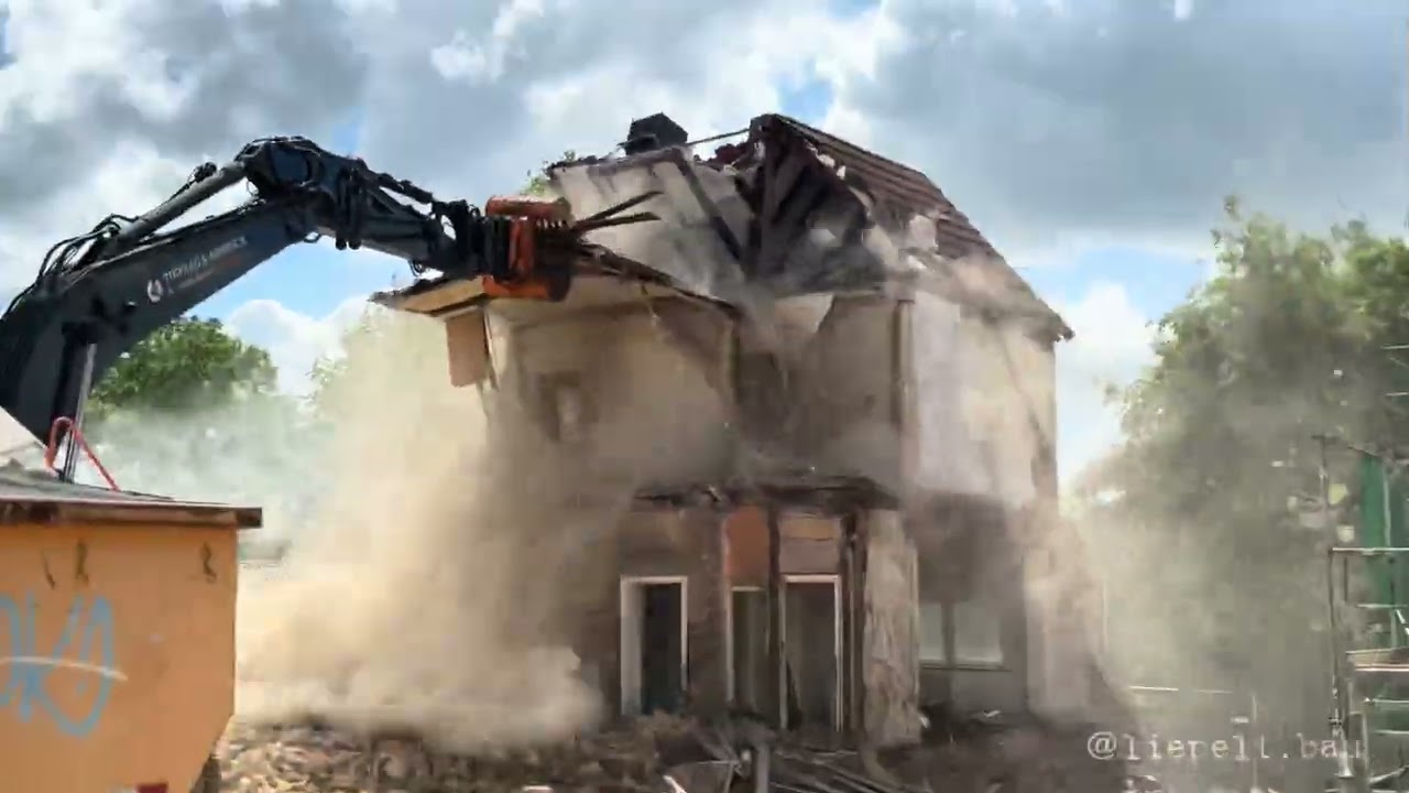 ABBRUCH Wohnhaus mit dem EC220 EL