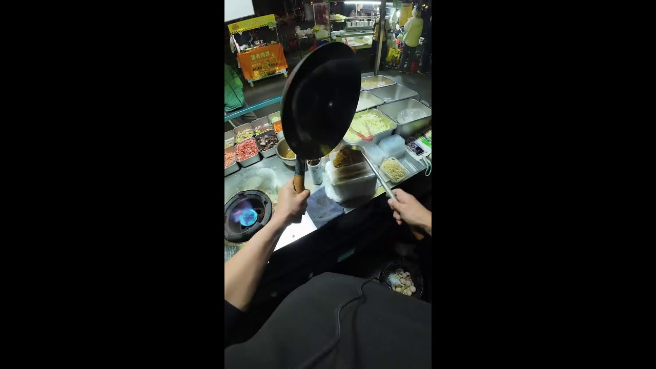 Enjoying delicious food - 纵览美食直播