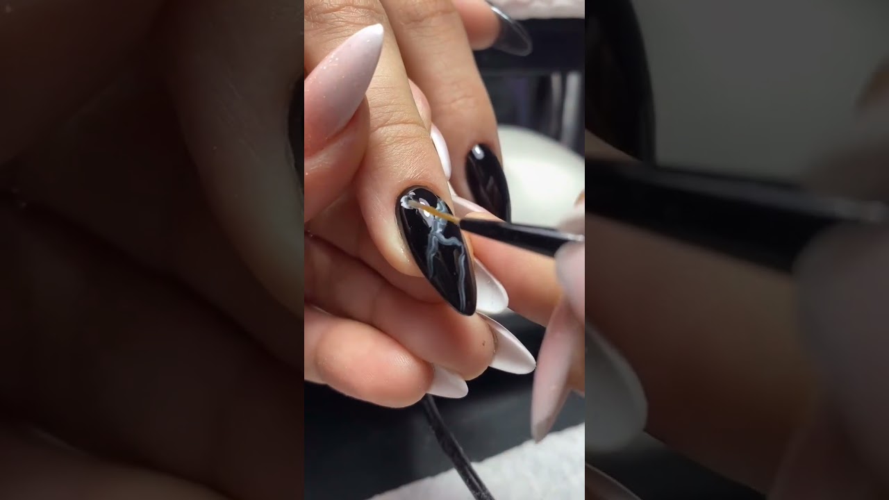 Hermoso efecto marmoleado #u&ntilde;as #nailartdesigns #tendencias #u&ntilde;asbonitas #hacks #cute #manoalzada