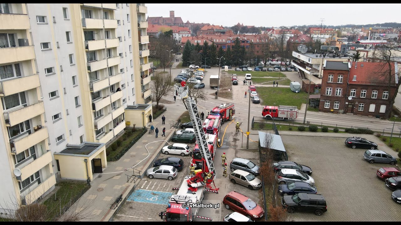 Pożar na 10. piętrze i ewakuacja poszkodowanego z budynku przy ul. Jagiellońskiej w Malborku z drona