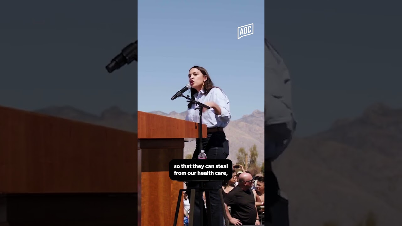 AOC Speech Over Huge Crowd | Alexandria Ocasio-Cortez Reading from Notes & Templates.