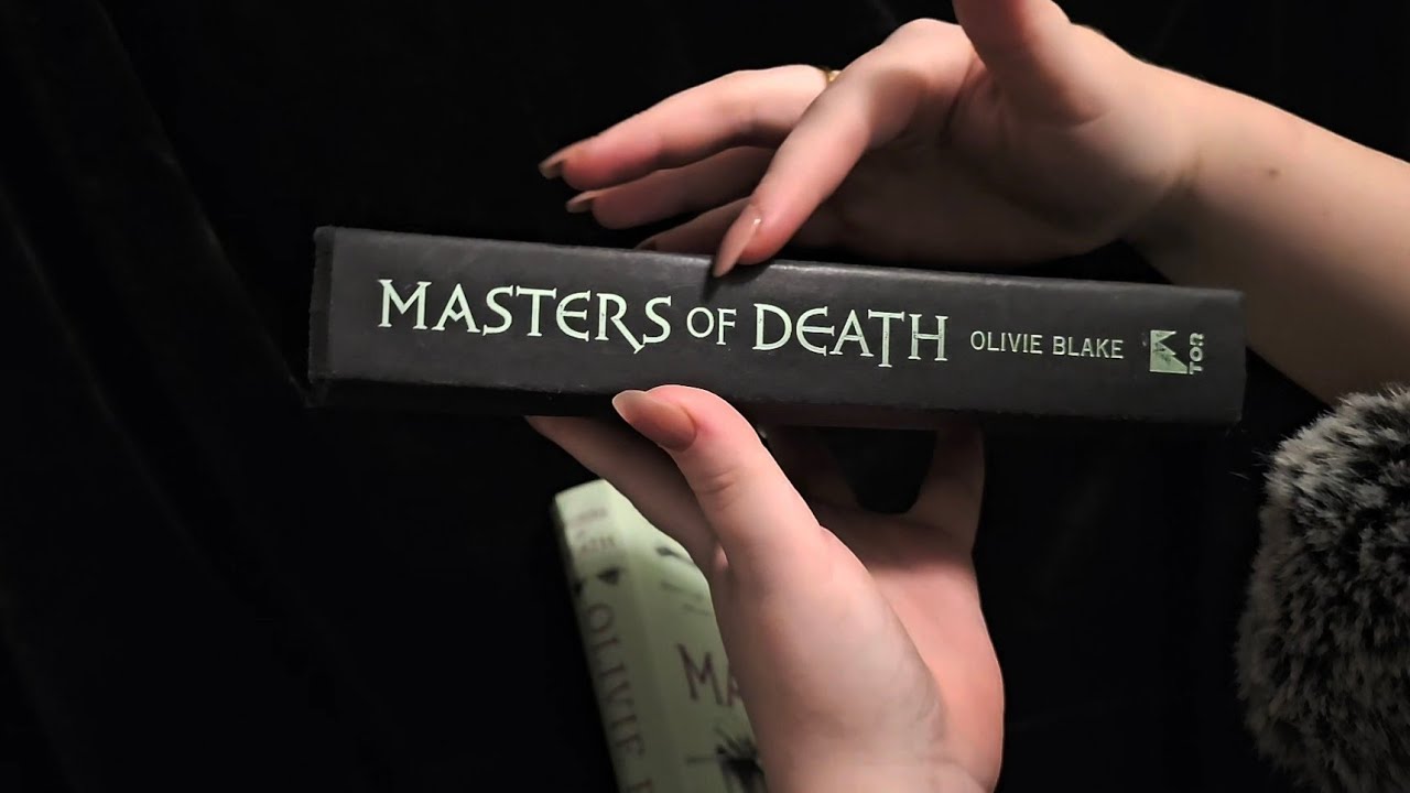 ASMR | describing books I've read (soft spoken/whispering, tapping, visual asmr)