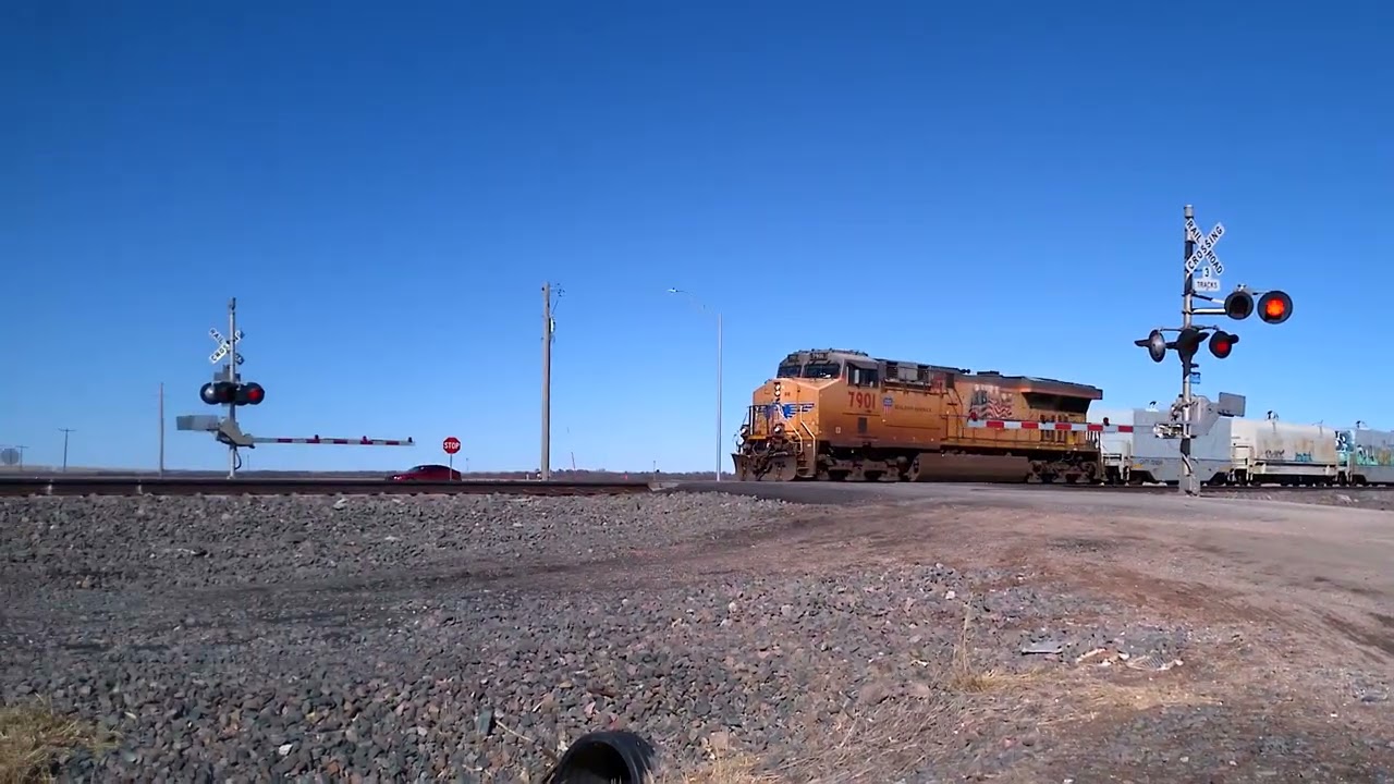 UP 7901 leading westbound manifest train west of Gibbon 