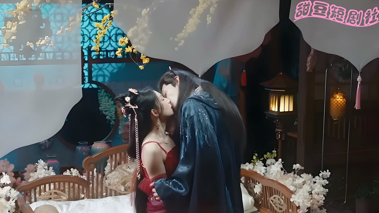 禁忌囚愛！養女半夜潛逃被抓包，病嬌兄長強吻她嘴:“別怕，哥哥疼你”（上集）#短劇 #甜寵 #總裁灰姑娘# 復仇 ✨ 中国电视剧