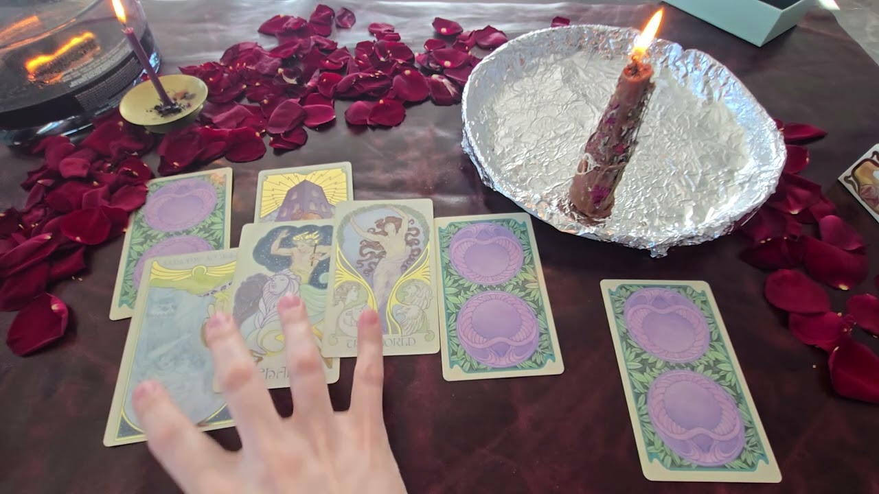 Любит или нет? ♥️💔 ЧУВСТВА Расклад таро 