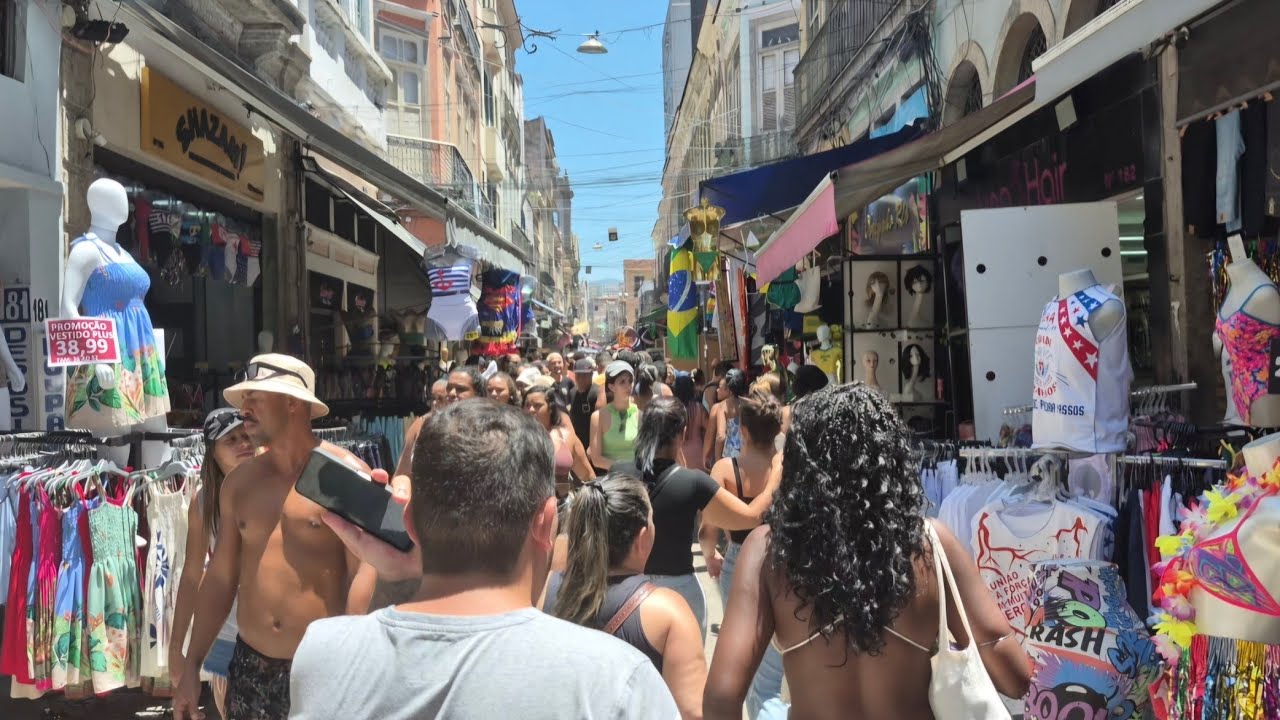 Cariocas e turistas lotam o maior comércio popular do Rio de Janeiro. 🥳🎉