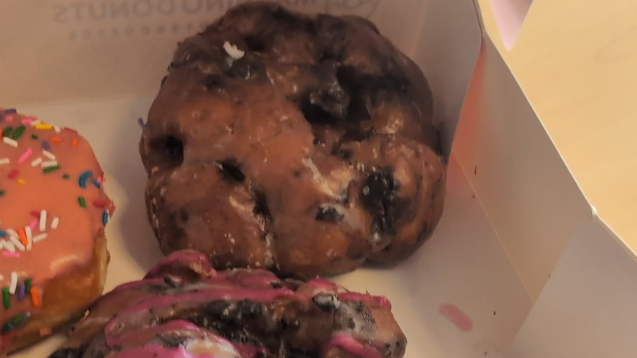 Manchino Apple Fritter review, Which do you prifritter? #applefritter #fritter #manchino #donuts