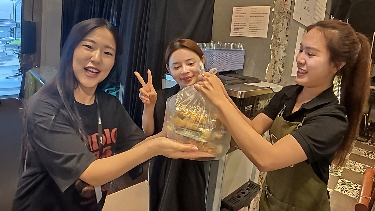 대놓고 카페에 뇌물을 바쳤습니다.