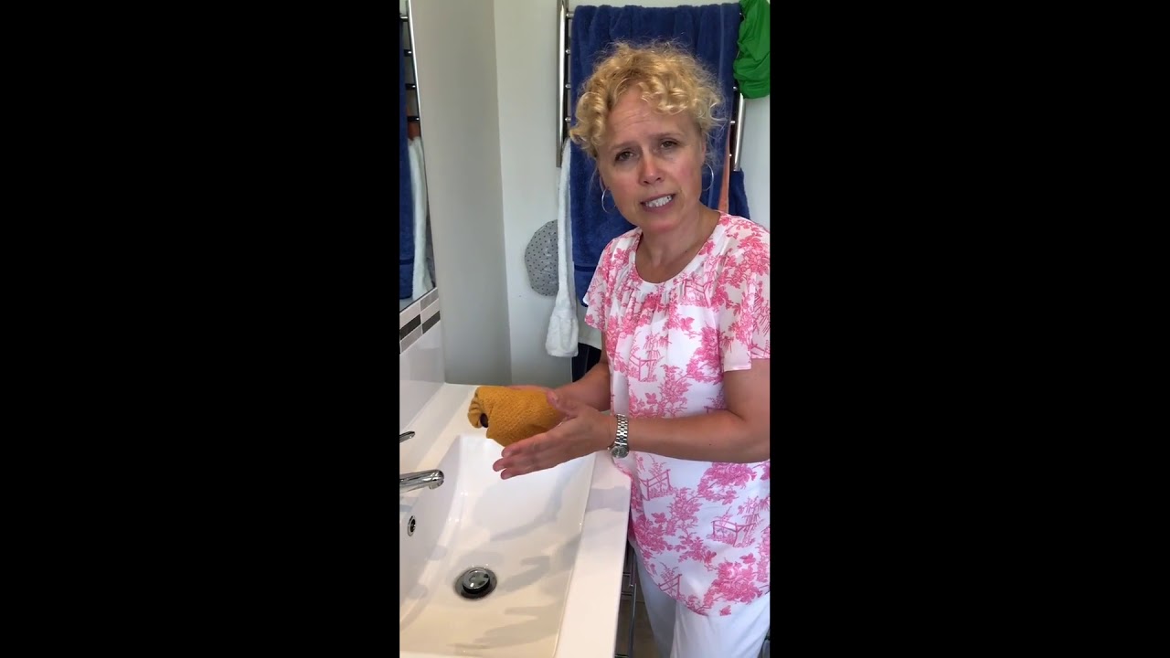 Cleaning the Bathroom with microfibre cloths - Nicole Bijlsma
