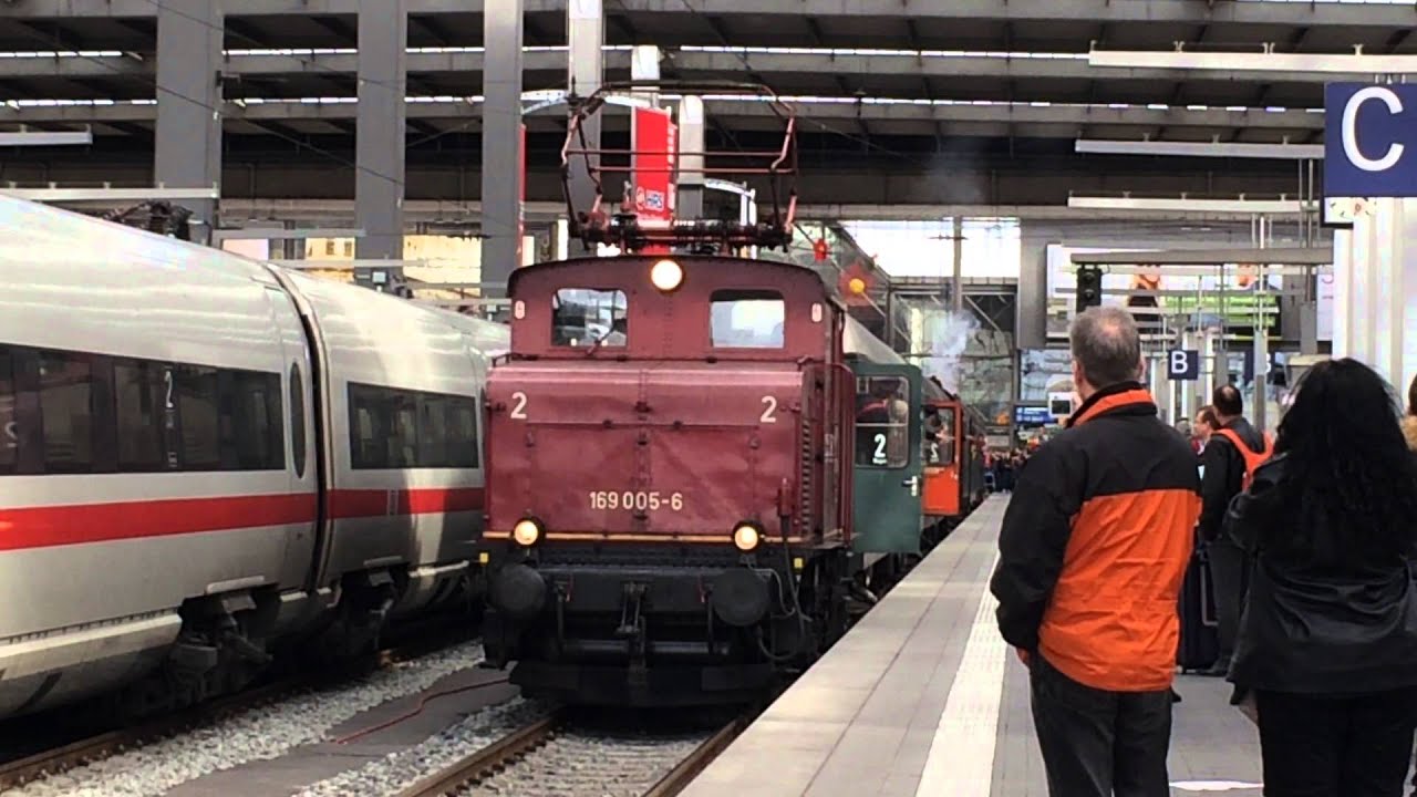 Ausfahrt mit Pfiff: E69 005 und Dampflok 70 083 in München Hbf