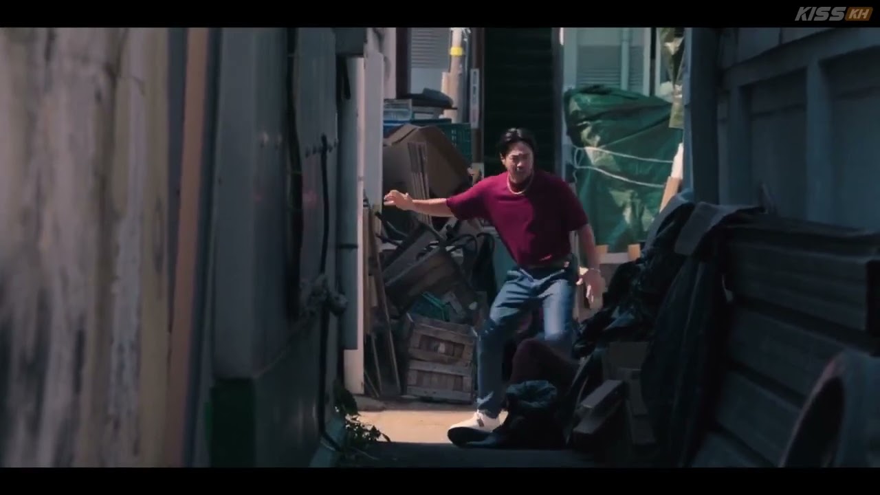 Squid Game 2 - Recruiter beats up Sunshine Capital Mr Kim and Wooseok Fight Scene Salesman Gong Yoo