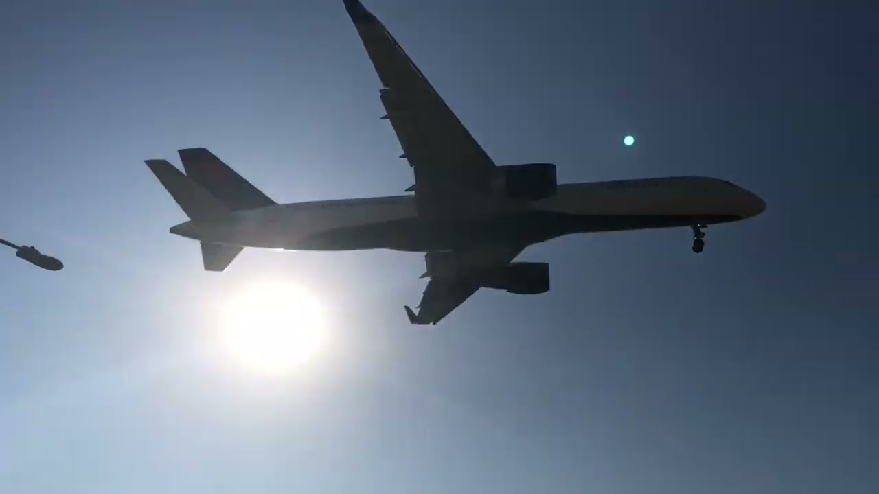 Boeing 757 landing at LAX