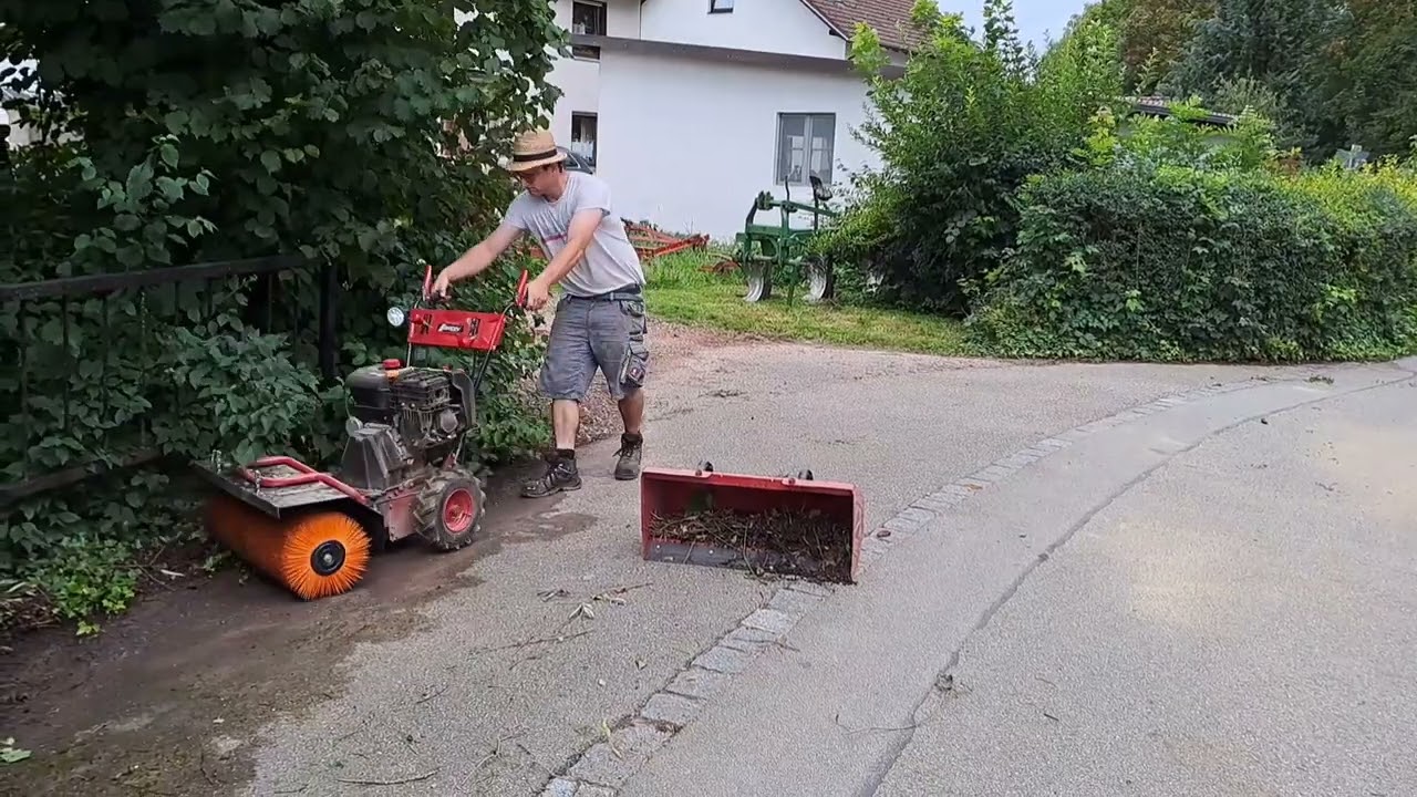 Die Kehrmaschine vom @AufdemLande im Einsatz
