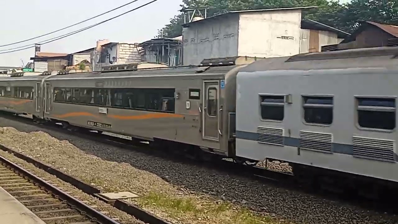 KA 106 Gajahwong ft CC 201 89 08 MN Melintas Stasiun Klender