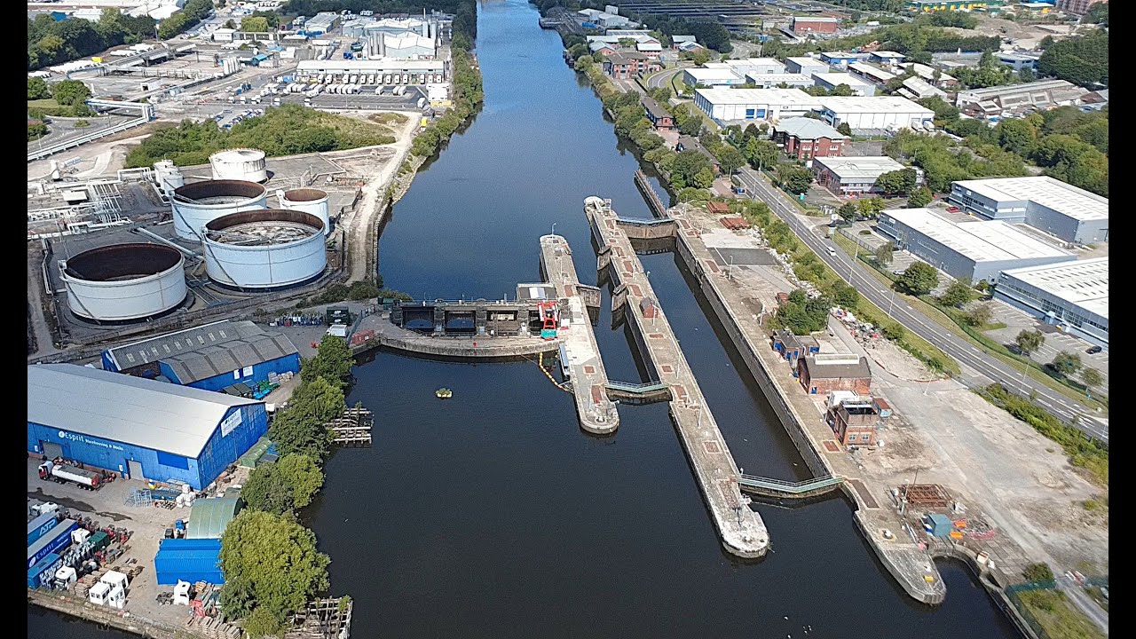 Mode Wheel Locks on the Manchester Ship Canal in Salford - dji mini 4k flight.