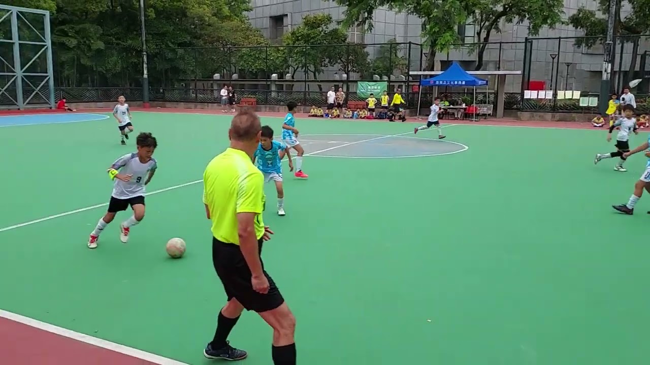 2025-11-07 小學校際五人足球比賽 (伊小分校) M組 天水圍靈愛(藍) vs 伊小分校(白) 上半場 0:0