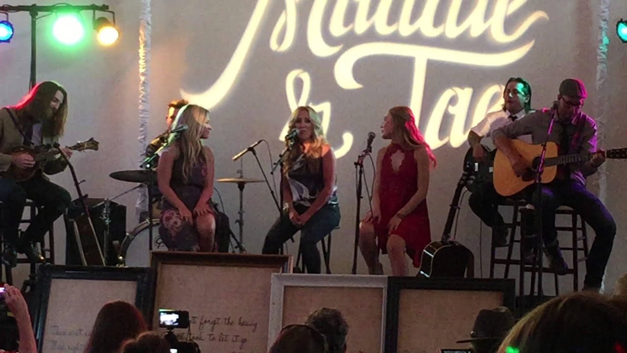 Maddie & Tae sing with Lee Ann Womack (