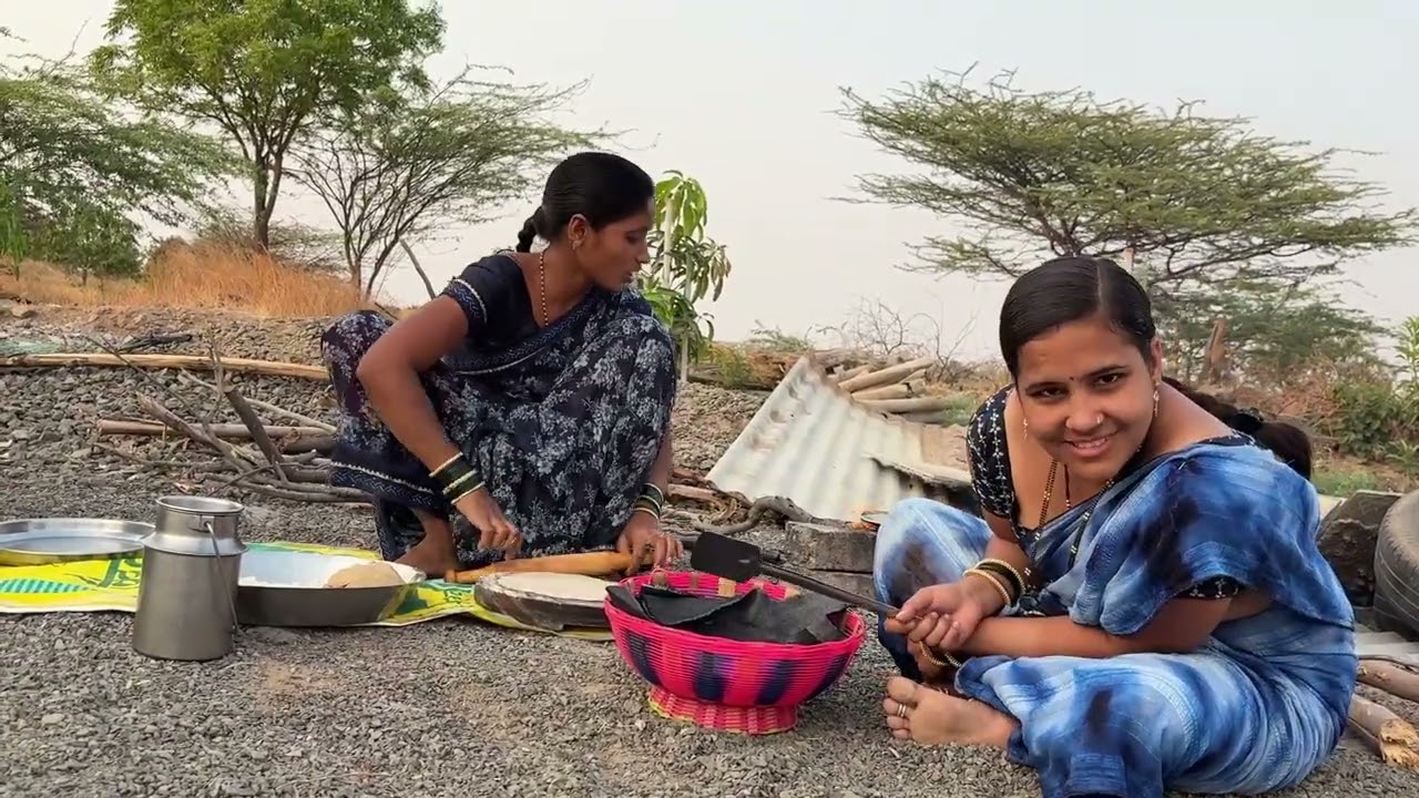 पूजा ताई पांडू दादा निघाली त्यांच्यासाठी चपात्या करायली ।पूजा ताईला कांदा वांगी देती😭#गावठीपुनम