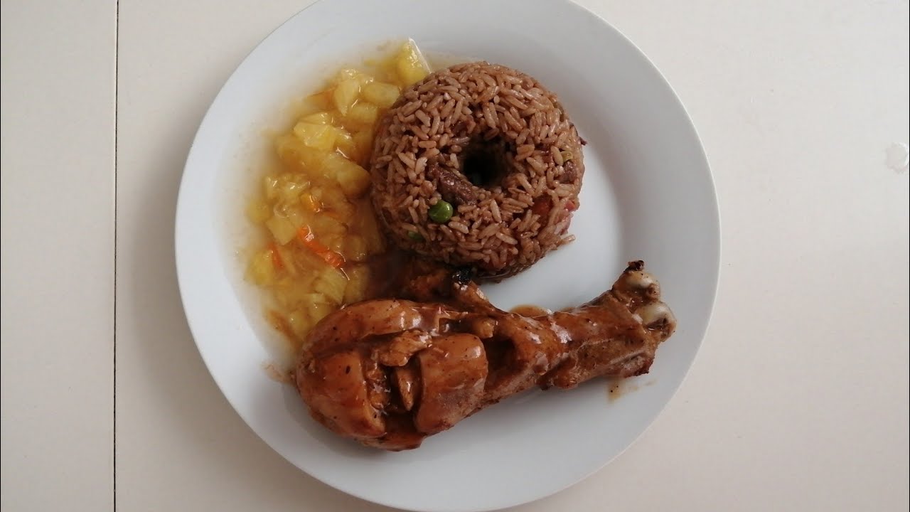 Arroz relleno, pollo al horno y piña en almíbar