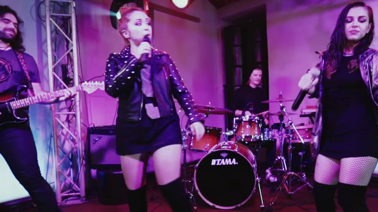 Trupa cover Life On Mars - Gettin jiggy with it
