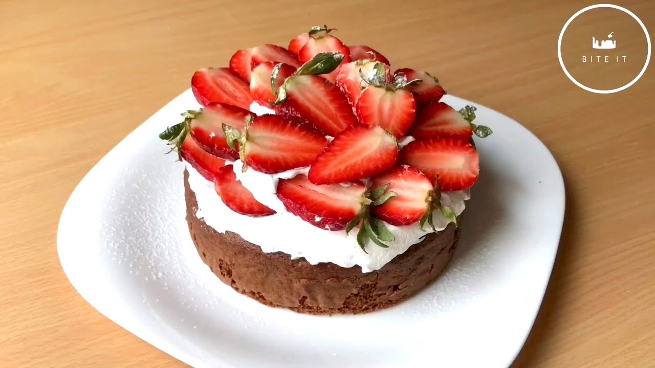Strawberry chocolate cake / كيك الشوكولاتة بالفراولة، مزيج رائع من النكهات / Bite It