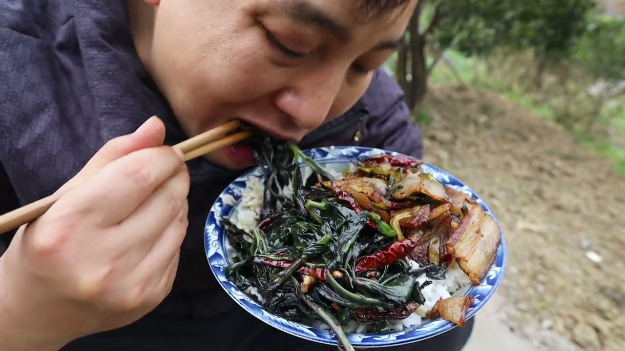 辣炒血皮菜，回锅腊肉，大口扒饭超级满足