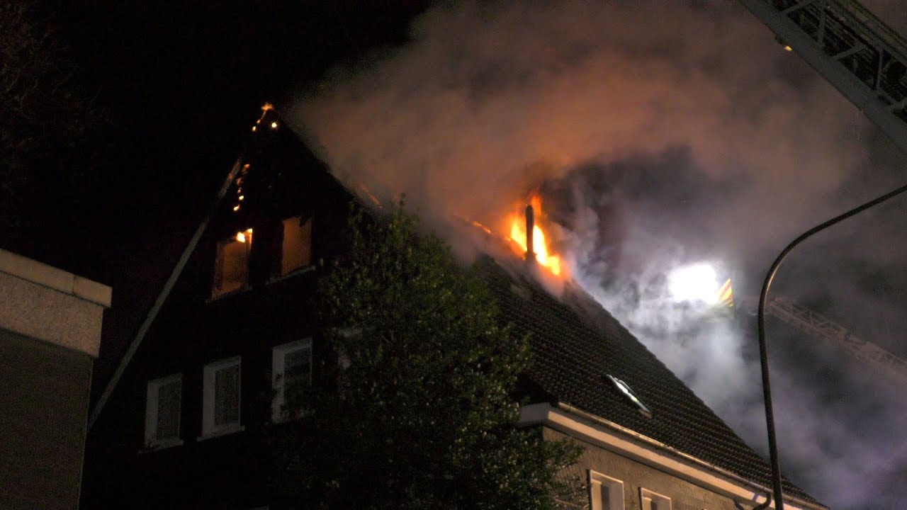[TÖDLICHER WOHNHAUSBRAND | WUPPERTAL] Dachstuhl in Flammen & Rauchentwicklung - Feuerwehr Wuppertal