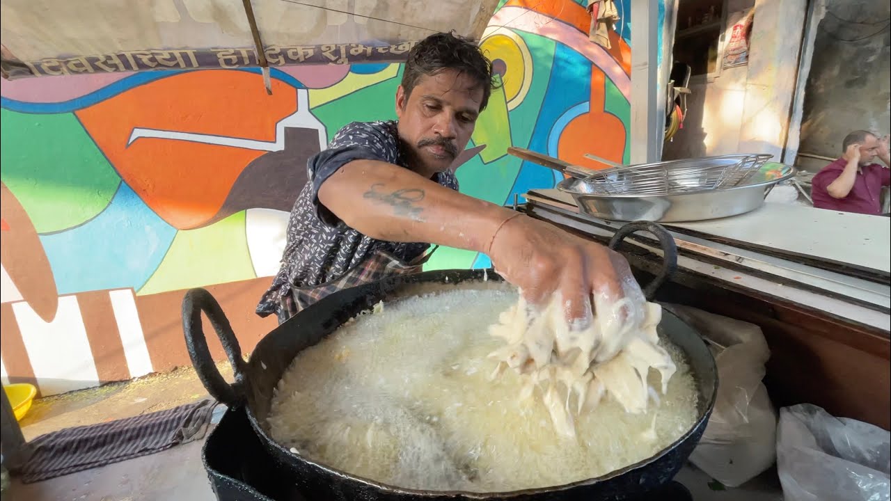 Mumbai Couple Selling Delicious Chilli Potato | Indian Street Food
