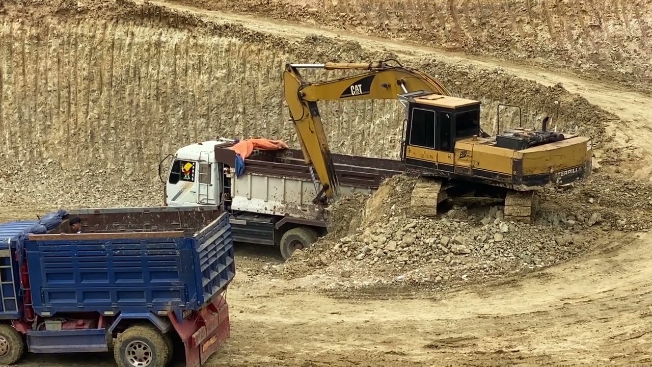Excavator Loading Dump Trucks 🚜🚛 Non-Stop Earthmoving Action