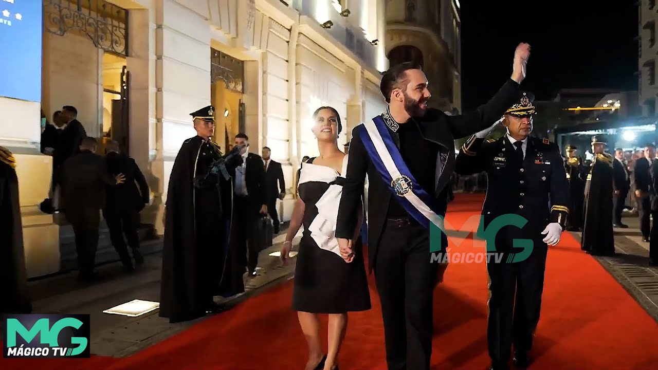 #Ahora Presidente Bukele llega al Teatro Nacional con su esposa Gabriela: salvadoreños lo ovaciona