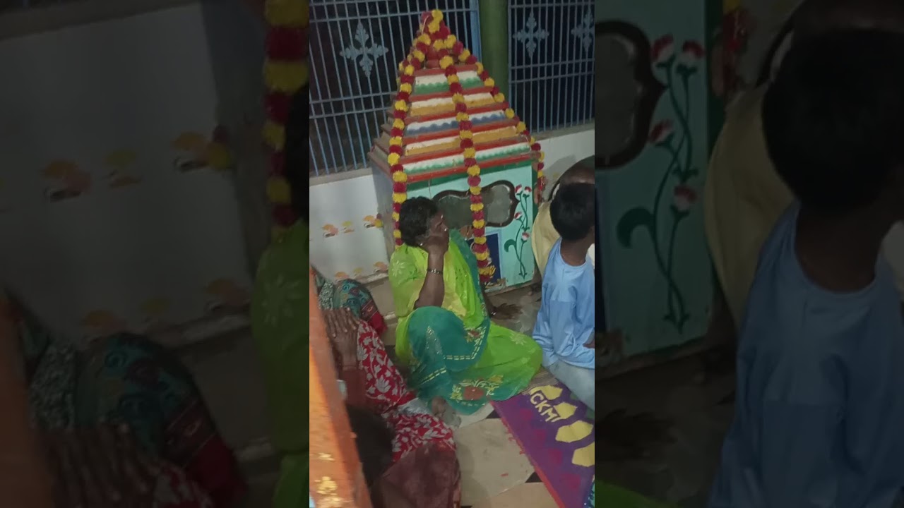 వేముల కొత్తపల్లి ఆంజనేయస్వామి  గుడి లో మాగపురాణం పుస్తకం చదువుతున్నారు