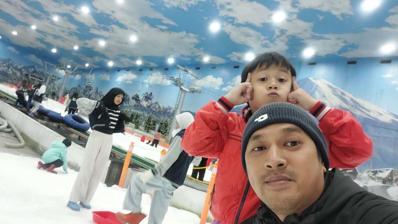 Main salju di trans snow world bintaro