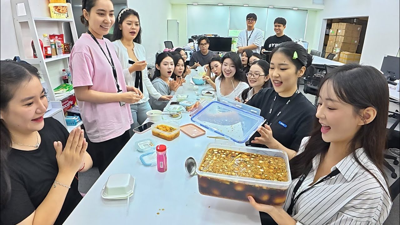 한국식 밥도둑 계란장을 처음 먹어 본 직원들의 리얼 반응! 30인분 순삭...