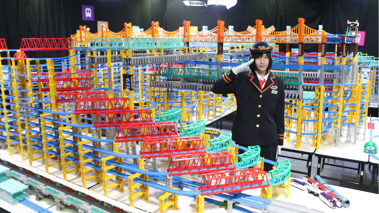 巨大プラレールレイアウトで遊んでみた in YouTube Space Tokyo.  Experience being on a giant toy railway track.