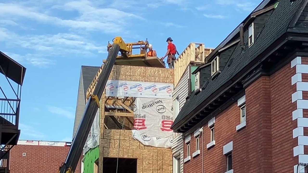 JCB 550-140 lifting plywood sheets