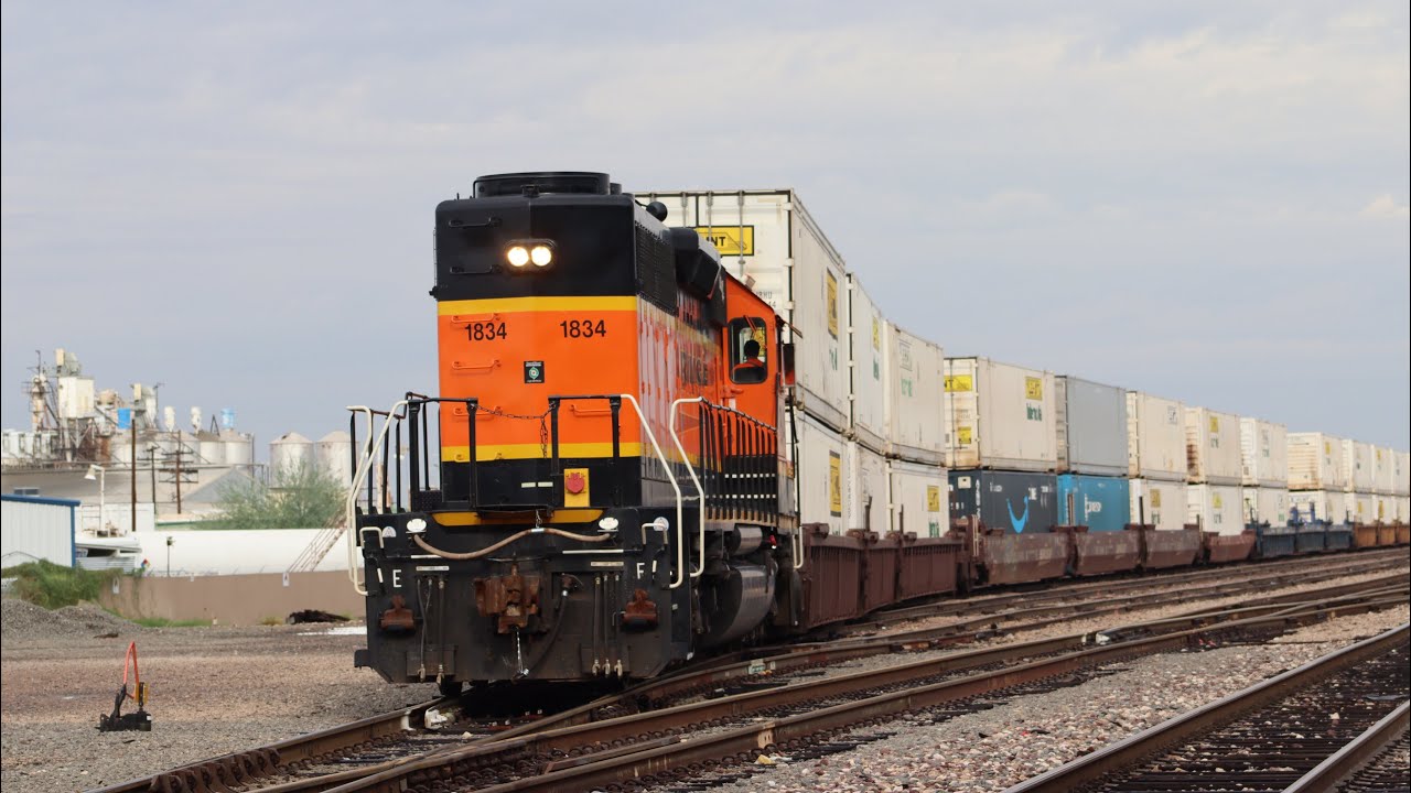 [4K] 2 Trains in Glendale, AZ on 10/10/2025 Feat. BNSF 1834 w/ RS3K LHF & BNSF 7817 leading ZPHXWSP