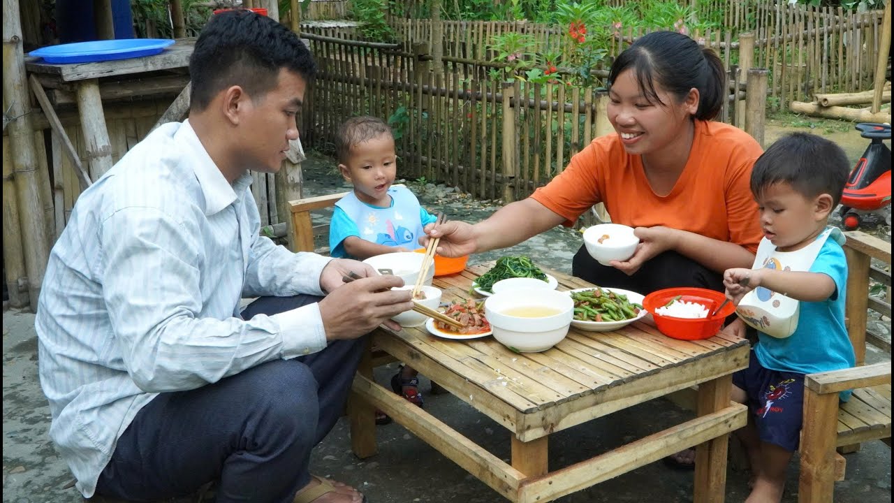 Приготовьте простую деревенскую еду. Ешьте с добрым человеком. Питательная еда для детей.