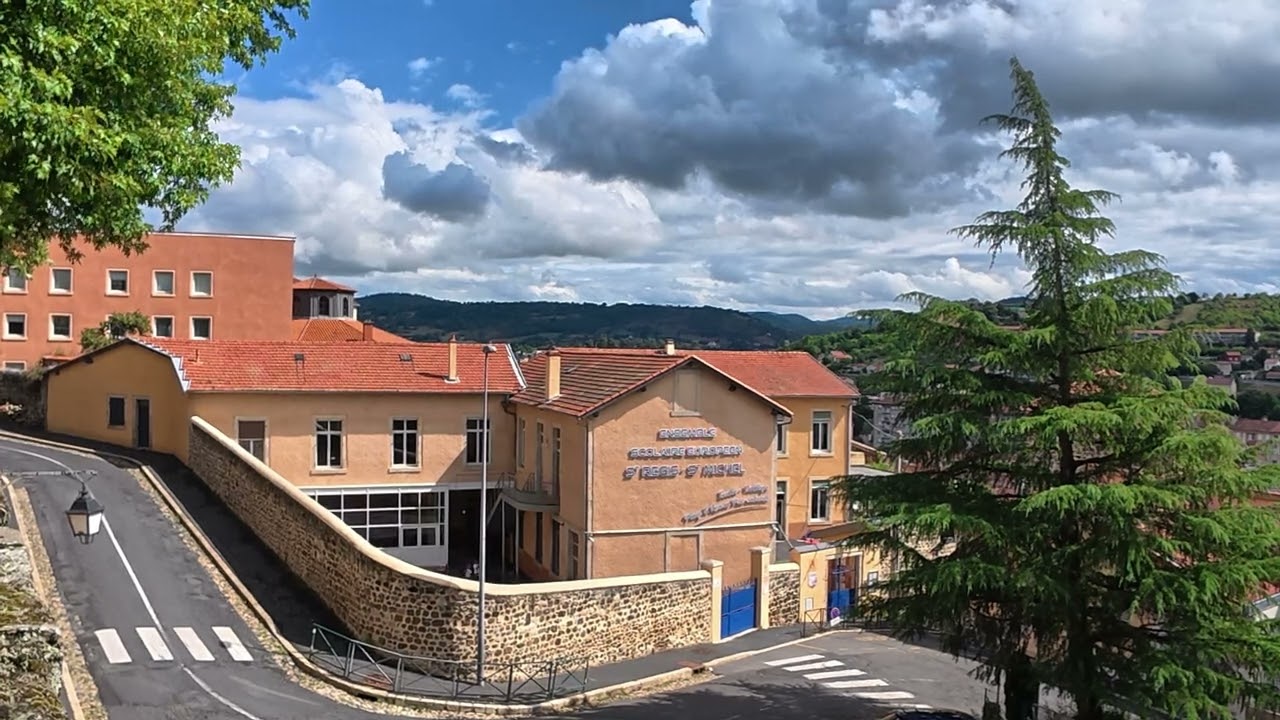 The bright, cheerful laughter of children on their first day of school in Le Puy_學校裡小朋友爽朗的笑聲