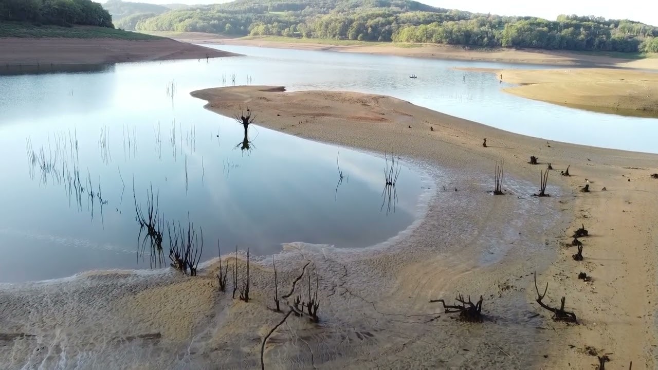 Le lac de Pannecière, un niveau bas à l'approche de l'hiver