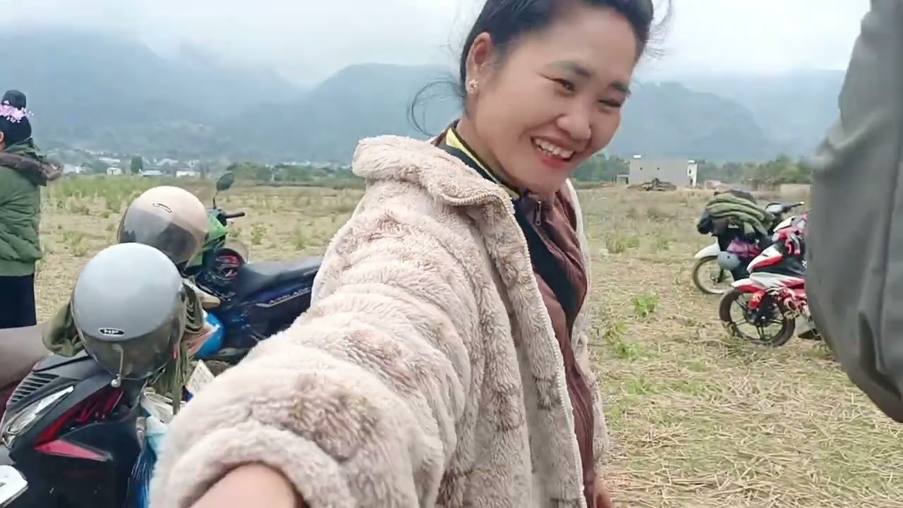 đi ăn Cỗ hai con Hoàng nhung gặp Lò thích Lò điêu rất nhiều các nghệ nhân 