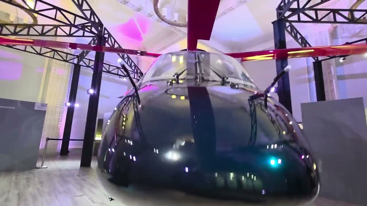 Россия. Москва. ВДНХ. Павильон КОСМОС. Интересный экземпляр вертолёта.