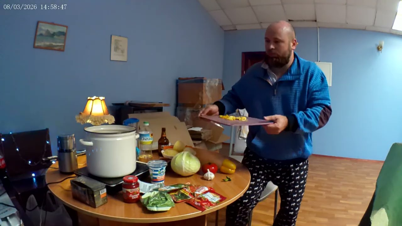 Дубль 3. Кукинг стрим. Готовлю праздничный борщ, поздравляю с 8 марта, пью пиво и обозреваю.