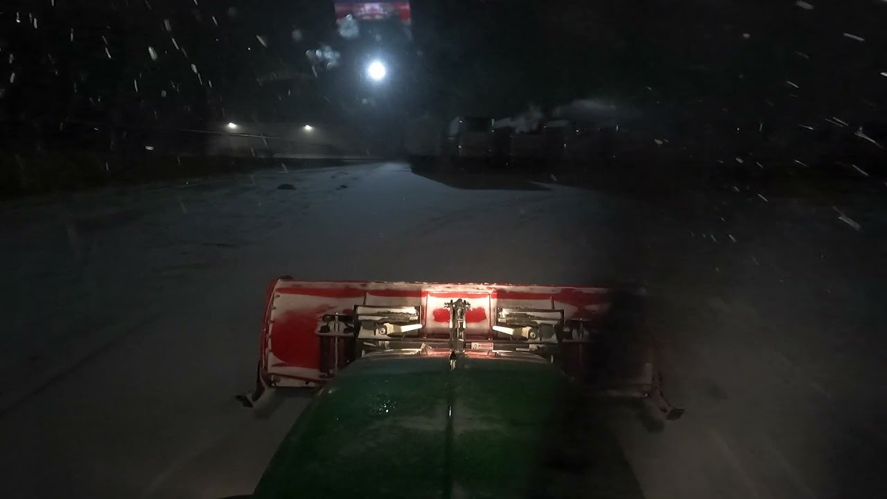 DEERE 5075E Pushing Snow