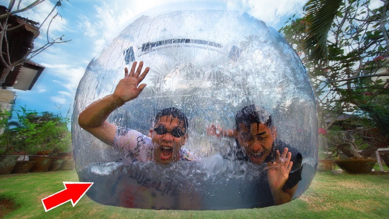 BERENANG DI DALEM BOLA RAKSASA!!