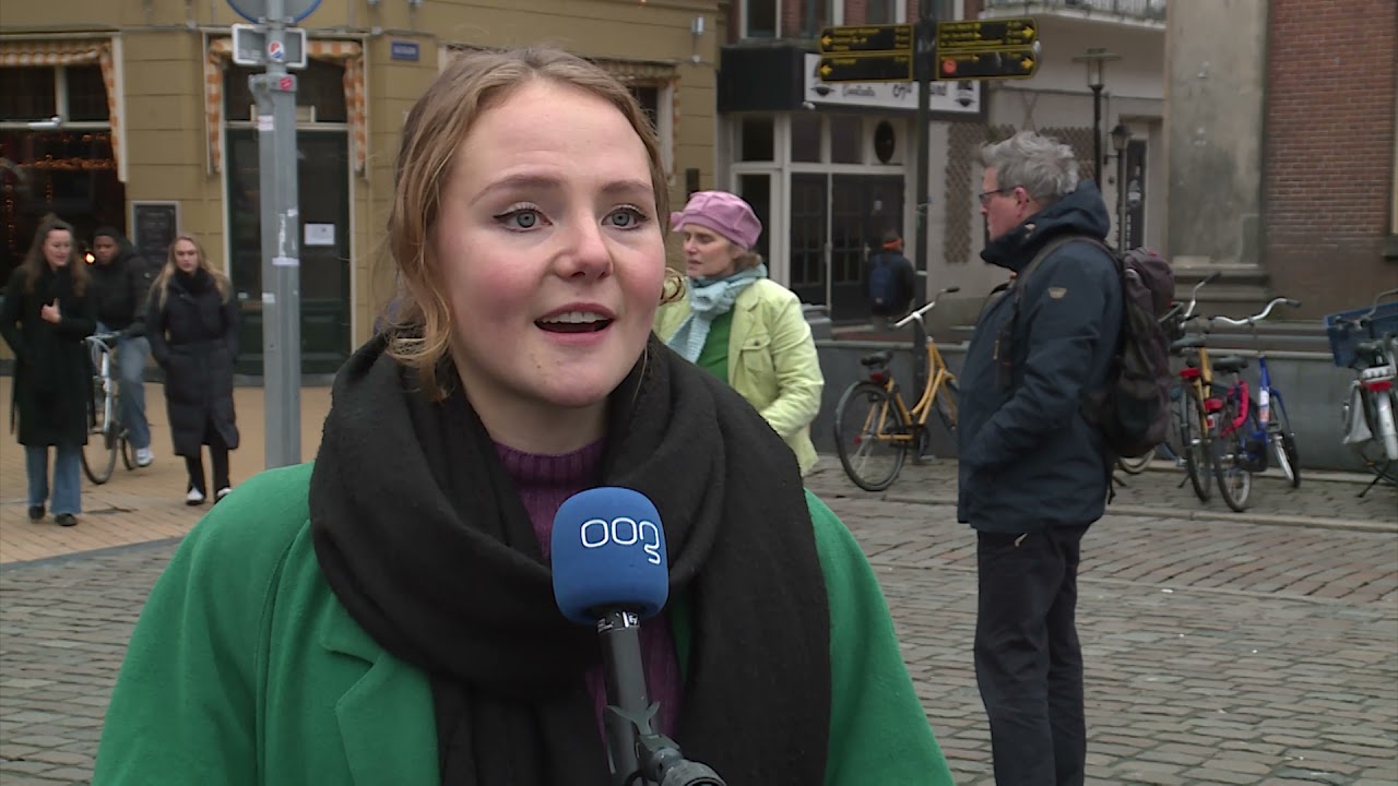 Extinction Rebellion Groningen valt op de vismarkt “dood” neer